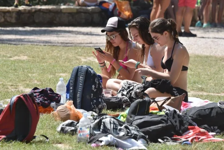 LJEPOTICE NA SLAPOVIMA KRKE: Tražile su spas od nesnosnih vrućina...