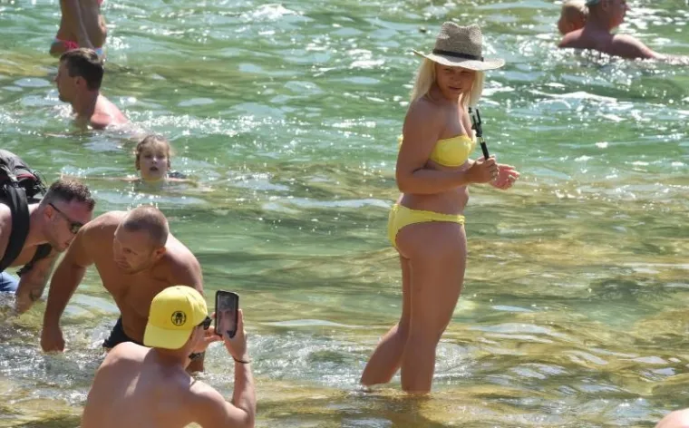 LJEPOTICE NA SLAPOVIMA KRKE: Tražile su spas od nesnosnih vrućina...
