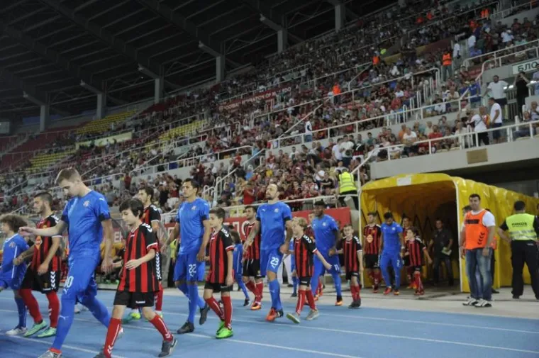 OSJETITE DJELIĆ ATMOSFERE IZ SKOPLJA: Ovako je izgledala borba Vardara i Dinama za Ligu prvaka