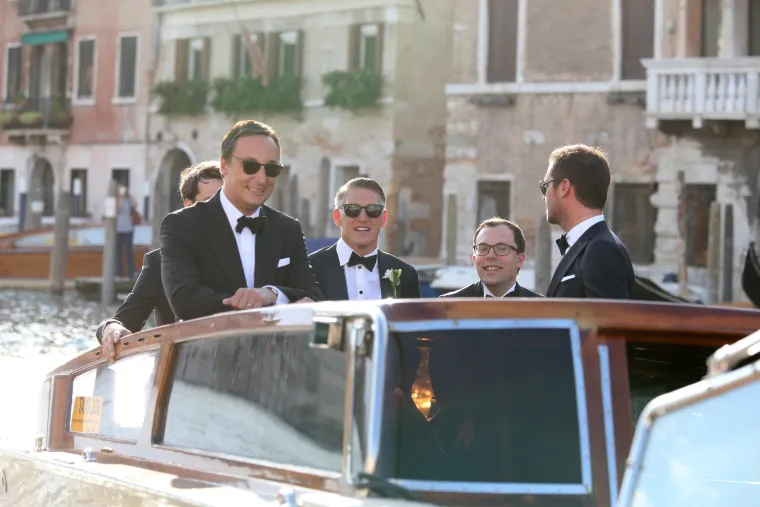 Ana je izgledala sjajno u jednostavnoj bijeloj vjenčanici, a Bastiana bi mogli zamijeniti za Bonda