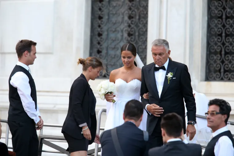 Ana je izgledala sjajno u jednostavnoj bijeloj vjenčanici, a Bastiana bi mogli zamijeniti za Bonda