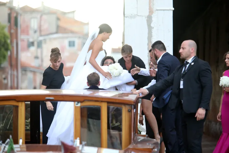 Ana je izgledala sjajno u jednostavnoj bijeloj vjenčanici, a Bastiana bi mogli zamijeniti za Bonda