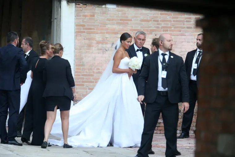 Ana je izgledala sjajno u jednostavnoj bijeloj vjenčanici, a Bastiana bi mogli zamijeniti za Bonda