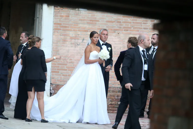 Ana je izgledala sjajno u jednostavnoj bijeloj vjenčanici, a Bastiana bi mogli zamijeniti za Bonda