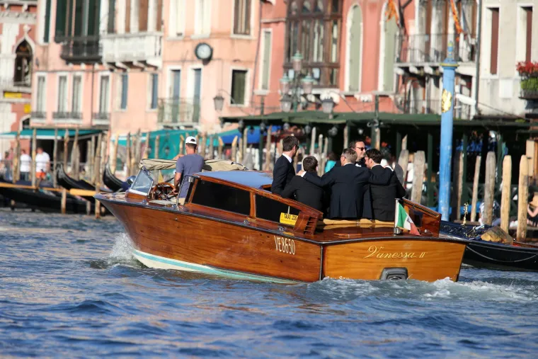 Ana je izgledala sjajno u jednostavnoj bijeloj vjenčanici, a Bastiana bi mogli zamijeniti za Bonda