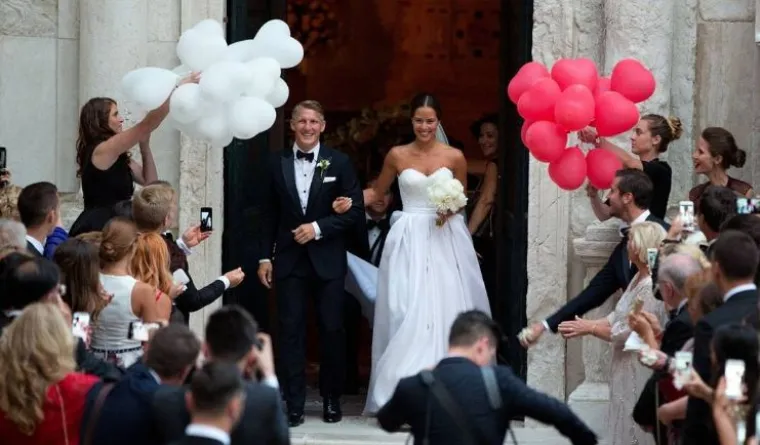 Ana je izgledala sjajno u jednostavnoj bijeloj vjenčanici, a Bastiana bi mogli zamijeniti za Bonda