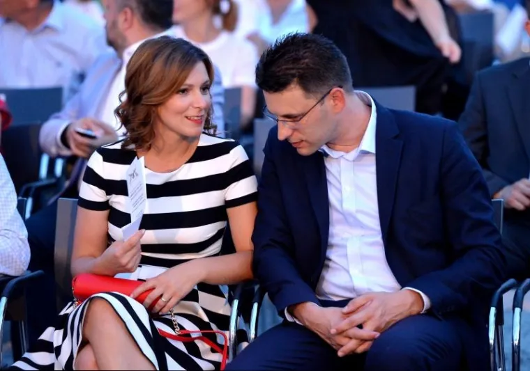 POLITIČKA ELITA NA OPERI: Svi su gledali u Božu Petrova i njegovu lijepu suprugu Ma&scaron;u