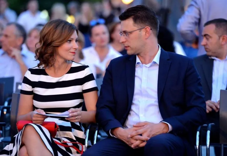 POLITIČKA ELITA NA OPERI: Svi su gledali u Božu Petrova i njegovu lijepu suprugu Ma&scaron;u