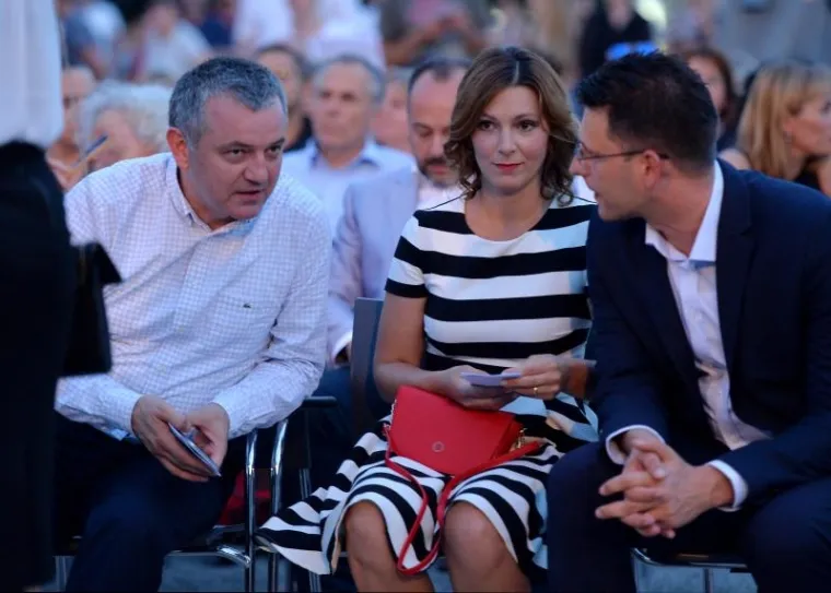 POLITIČKA ELITA NA OPERI: Svi su gledali u Božu Petrova i njegovu lijepu suprugu Ma&scaron;u