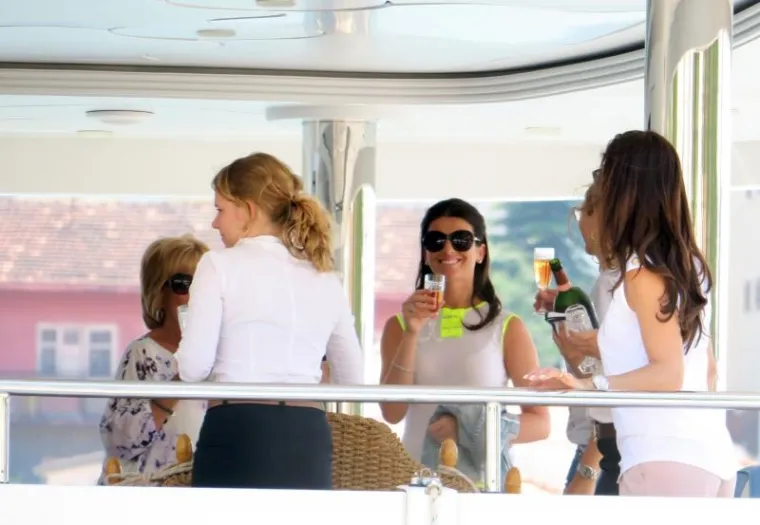 Bernie Ecclestone (85) i njegova supruga Fabiana Flosi (39) snimljeni su kako se s prijateljima u Trogiru ukrcavaju na jahtu Petara. Bernie i Fabiana su zajedno od 2009., a u brak su sklopili 2012. Bernie se rastao od 28 godina mlađe i 29 centimetara vi&scaron;e supruge Slavice 2009. godine nakon 23 godina braka. Nakon rastave je dobila 740 milijuna funti.