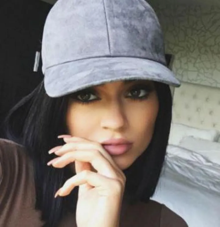 DUCKFACE JE STVAR PROŠLOSTI! Ovo je nova hit poza za selfie i skroz je bizarna
