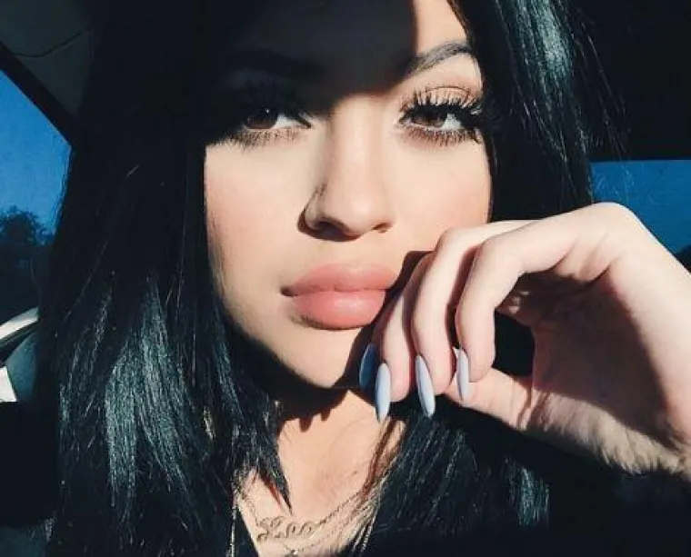 DUCKFACE JE STVAR PROŠLOSTI! Ovo je nova hit poza za selfie i skroz je bizarna