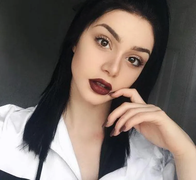 DUCKFACE JE STVAR PROŠLOSTI! Ovo je nova hit poza za selfie i skroz je bizarna