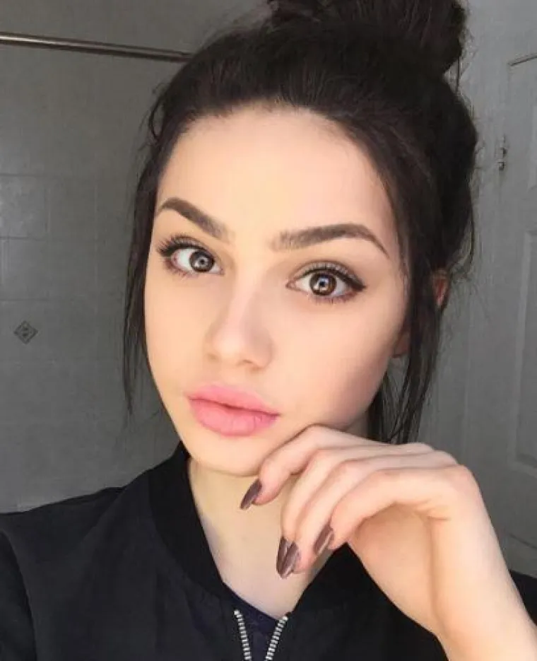 DUCKFACE JE STVAR PROŠLOSTI! Ovo je nova hit poza za selfie i skroz je bizarna