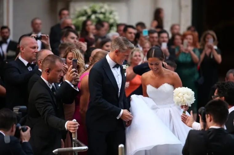 Vjenčanje tenisačice Ane Ivanović i nogometa&scaron;a Bastiana Schweinsteigera u Veneciji. Na zabavi nakon vjenčanja pjevat će Nina Badrić. Crkveno vjenčanje odigralo se dan nakon civilnog.