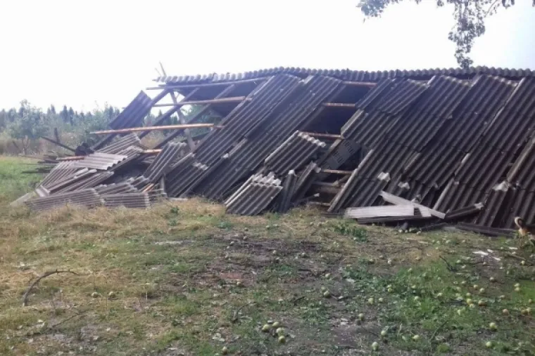 PRIZORI UŽASA U SLAVONIJI: Pogledajte kako je olujno nevrijeme uništilo kuće i prometnice