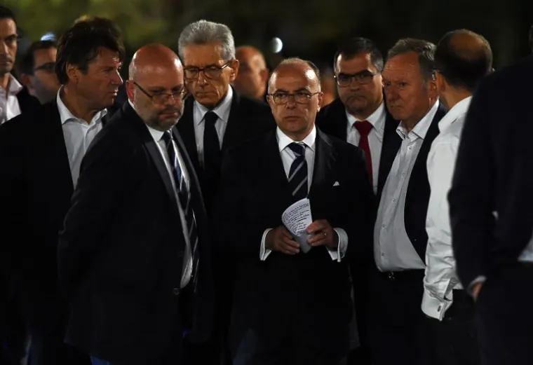 Francuski ministar unutarnjih poslova Bernard Cazeneuve priča s medijima na mjestu napada