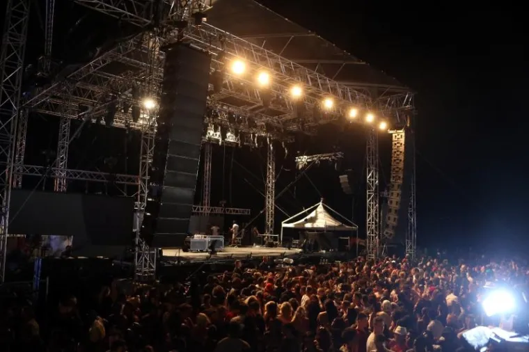 Pozornica na plaži bila je izgrađena posebno za naslov američkog pjevača