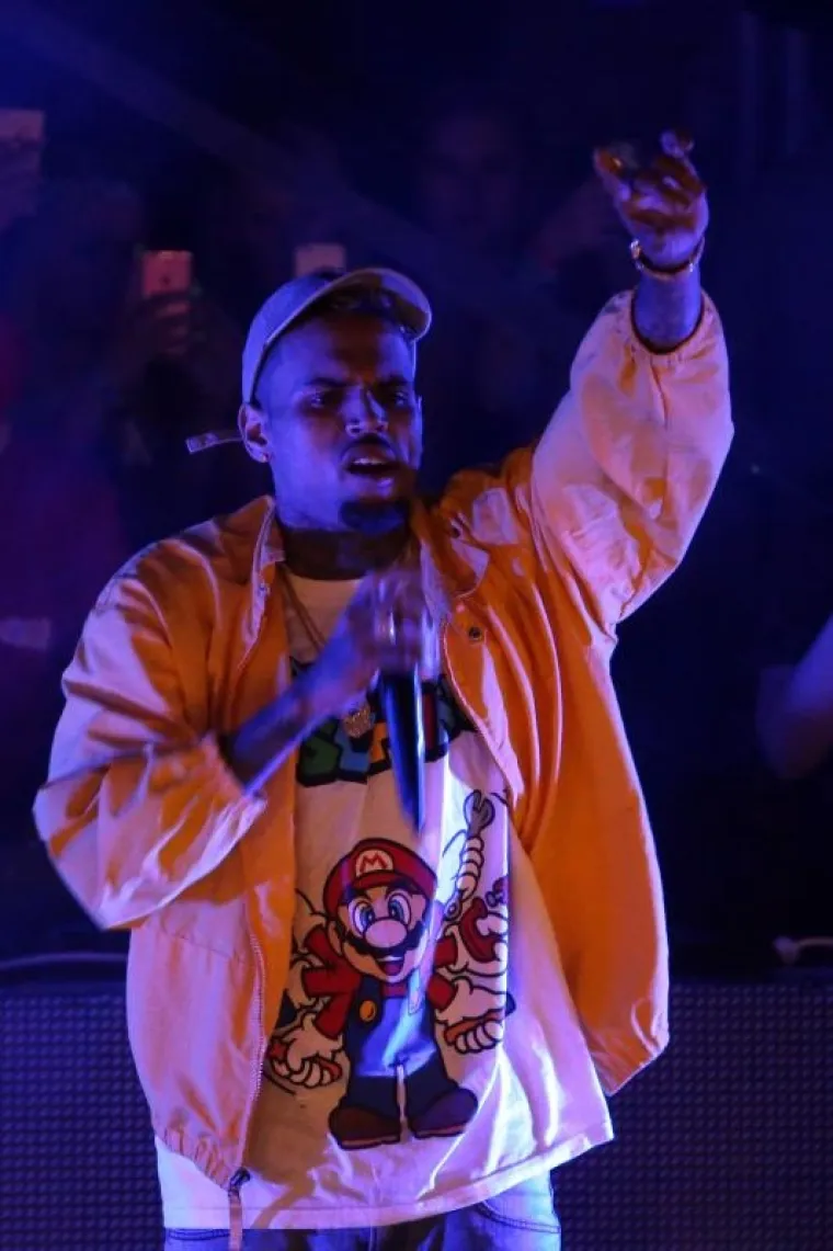 Koncert Chrisa Browna, koji je trebao biti održan na plaži Zrće, zbog jakog vjetra je otkazan te je, umjesto na plaži, Chris Brown koncert održao u prepunom klubu Aquarius