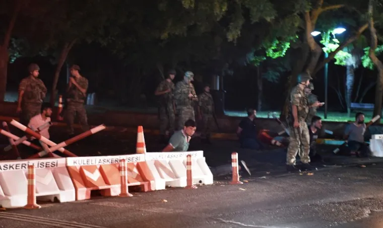 DRAMATIČNA NOĆ U TURSKOJ: Pogledajte scene nasilja iz Istanbula i Ankare koje su šokirale svijet
