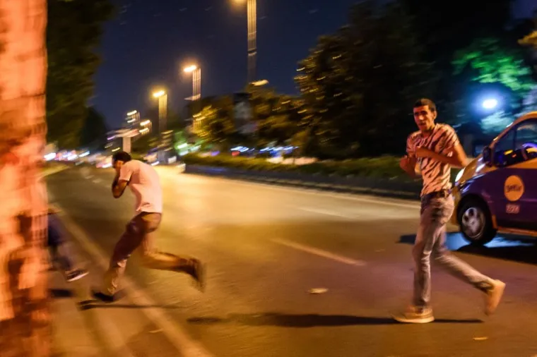 DRAMATIČNA NOĆ U TURSKOJ: Pogledajte scene nasilja iz Istanbula i Ankare koje su šokirale svijet