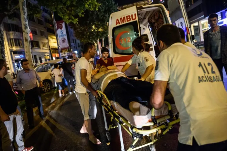 DRAMATIČNA NOĆ U TURSKOJ: Pogledajte scene nasilja iz Istanbula i Ankare koje su šokirale svijet