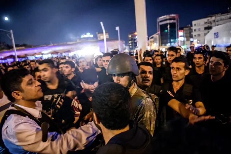 DRAMATIČNA NOĆ U TURSKOJ: Pogledajte scene nasilja iz Istanbula i Ankare koje su &scaron;okirale svijet