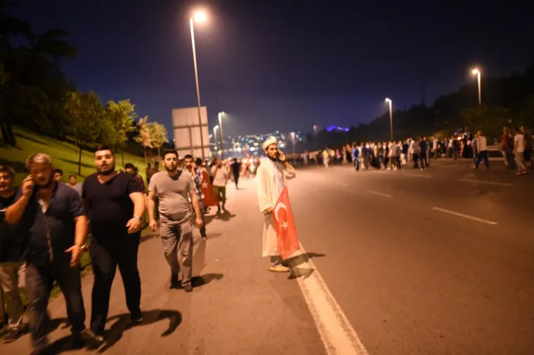 DRAMATIČNA NOĆ U TURSKOJ: Pogledajte scene nasilja iz Istanbula i Ankare koje su &scaron;okirale svijet