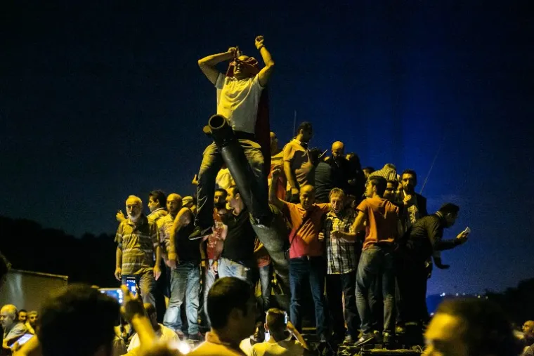 DRAMATIČNA NOĆ U TURSKOJ: Pogledajte scene nasilja iz Istanbula i Ankare koje su &scaron;okirale svijet