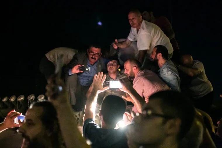 DRAMATIČNA NOĆ U TURSKOJ: Pogledajte scene nasilja iz Istanbula i Ankare koje su &scaron;okirale svijet