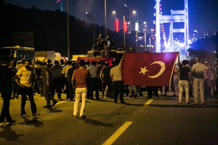 DRAMATIČNA NOĆ U TURSKOJ: Pogledajte scene nasilja iz Istanbula i Ankare koje su &scaron;okirale svijet