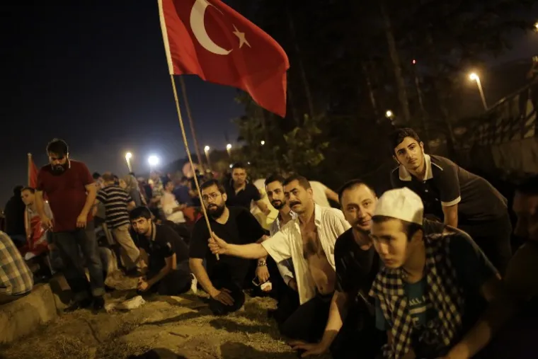 DRAMATIČNA NOĆ U TURSKOJ: Pogledajte scene nasilja iz Istanbula i Ankare koje su &scaron;okirale svijet