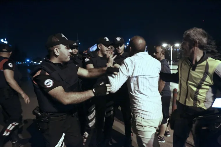 DRAMATIČNA NOĆ U TURSKOJ: Pogledajte scene nasilja iz Istanbula i Ankare koje su &scaron;okirale svijet