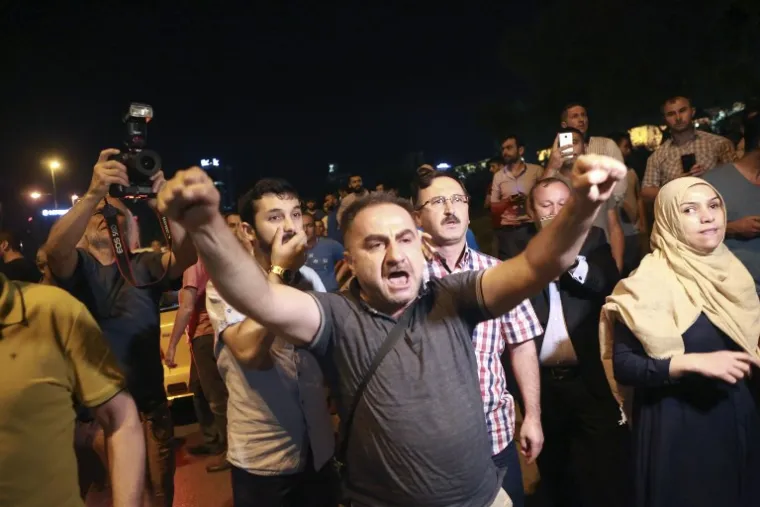 DRAMATIČNA NOĆ U TURSKOJ: Pogledajte scene nasilja iz Istanbula i Ankare koje su &scaron;okirale svijet