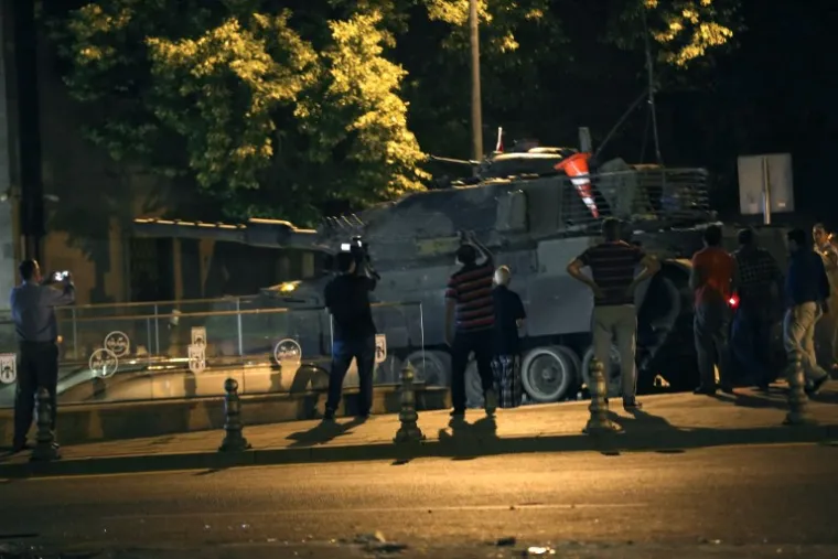 DRAMATIČNA NOĆ U TURSKOJ: Pogledajte scene nasilja iz Istanbula i Ankare koje su &scaron;okirale svijet