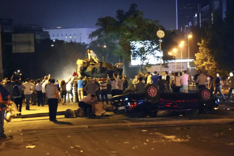 DRAMATIČNA NOĆ U TURSKOJ: Pogledajte scene nasilja iz Istanbula i Ankare koje su &scaron;okirale svijet