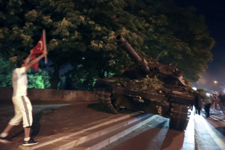 DRAMATIČNA NOĆ U TURSKOJ: Pogledajte scene nasilja iz Istanbula i Ankare koje su &scaron;okirale svijet