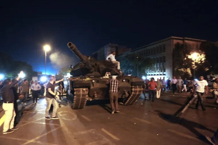 DRAMATIČNA NOĆ U TURSKOJ: Pogledajte scene nasilja iz Istanbula i Ankare koje su &scaron;okirale svijet