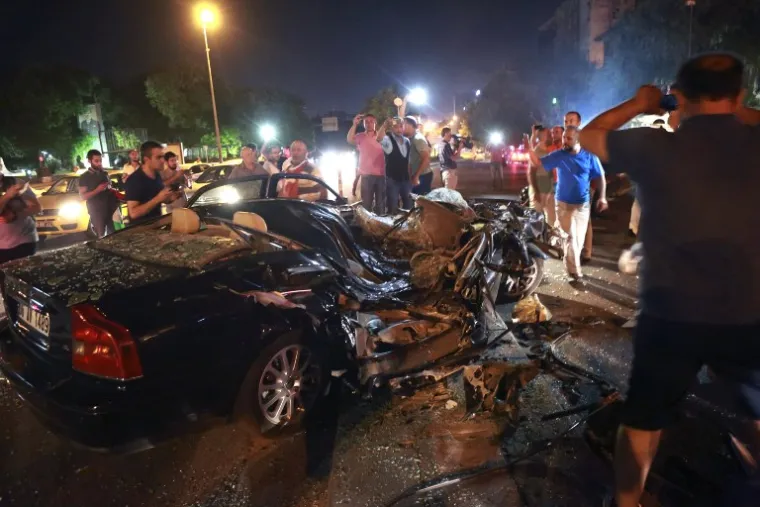 DRAMATIČNA NOĆ U TURSKOJ: Pogledajte scene nasilja iz Istanbula i Ankare koje su &scaron;okirale svijet