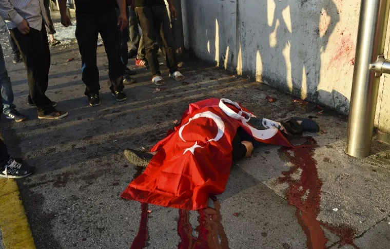 DRAMATIČNA NOĆ U TURSKOJ: Pogledajte scene nasilja iz Istanbula i Ankare koje su &scaron;okirale svijet