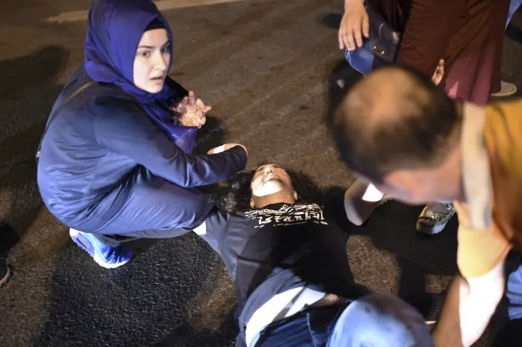 DRAMATIČNA NOĆ U TURSKOJ: Pogledajte scene nasilja iz Istanbula i Ankare koje su &scaron;okirale svijet