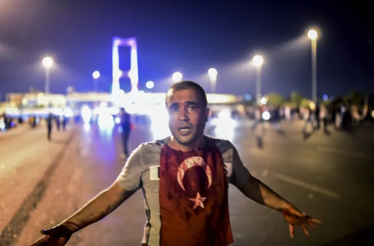 DRAMATIČNA NOĆ U TURSKOJ: Pogledajte scene nasilja iz Istanbula i Ankare koje su &scaron;okirale svijet