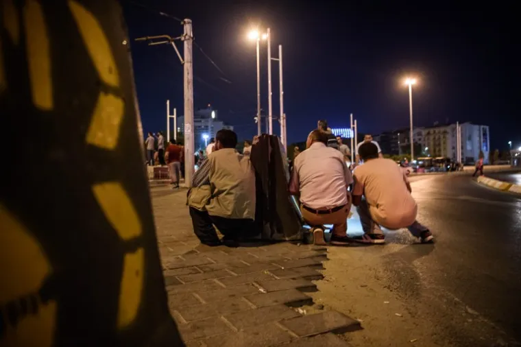 DRAMATIČNA NOĆ U TURSKOJ: Pogledajte scene nasilja iz Istanbula i Ankare koje su &scaron;okirale svijet