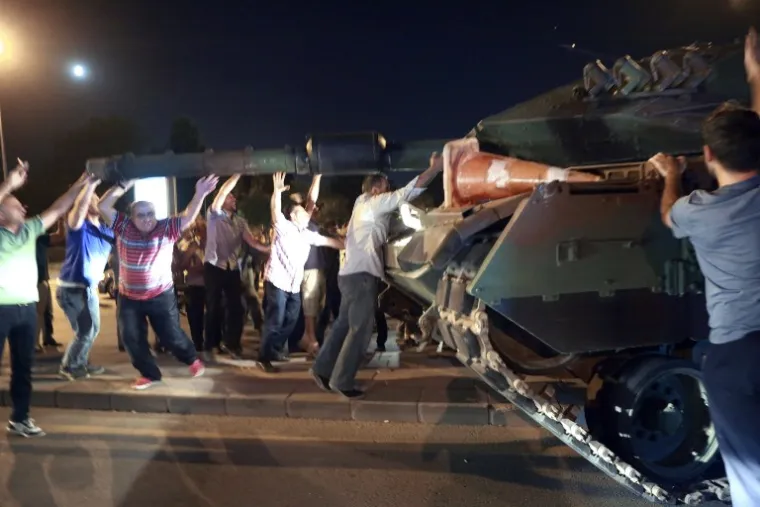 DRAMATIČNA NOĆ U TURSKOJ: Pogledajte scene nasilja iz Istanbula i Ankare koje su &scaron;okirale svijet