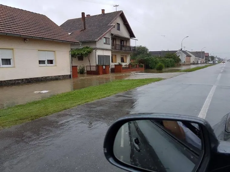 DRAMATIČNE FOTOGRAFIJE: Poplava u Na&scaron;icama nakon obilne ki&scaron;e