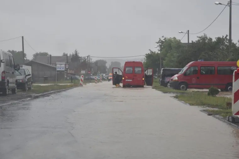 DRAMATIČNE FOTOGRAFIJE: Poplava u Na&scaron;icama nakon obilne ki&scaron;e