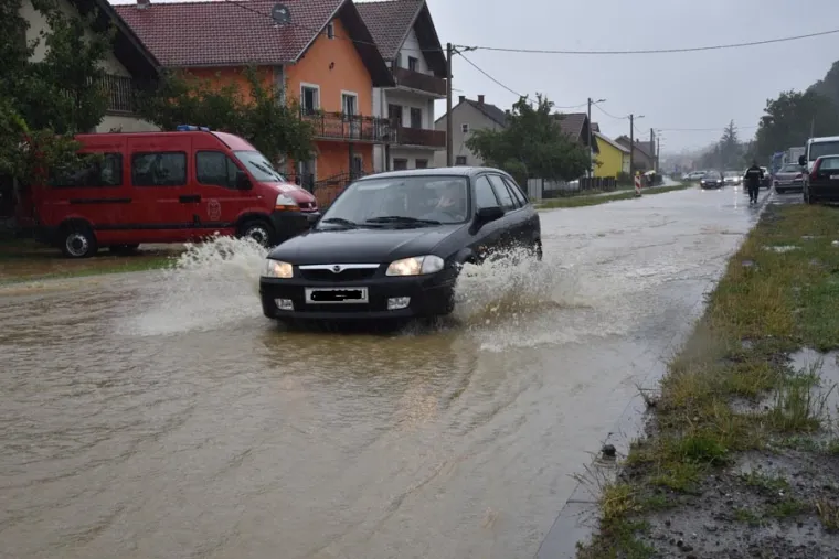 DRAMATIČNE FOTOGRAFIJE: Poplava u Na&scaron;icama nakon obilne ki&scaron;e