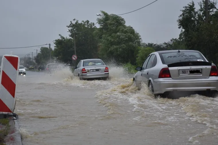 DRAMATIČNE FOTOGRAFIJE: Poplava u Na&scaron;icama nakon obilne ki&scaron;e