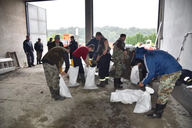 DRAMATIČNE FOTOGRAFIJE: Poplava u Na&scaron;icama nakon obilne ki&scaron;e