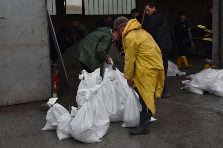 DRAMATIČNE FOTOGRAFIJE: Poplava u Na&scaron;icama nakon obilne ki&scaron;e